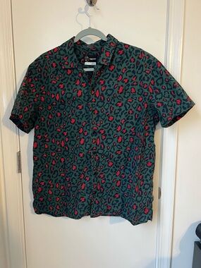 Original Use Men's Short-Sleeve Green & Red Leopard Print Shirt